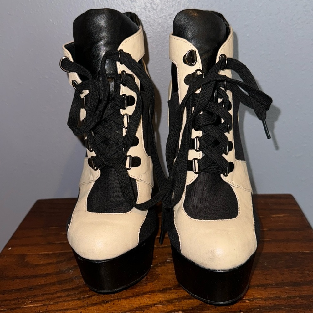 Qupid Task size 8 white and black ankle booties